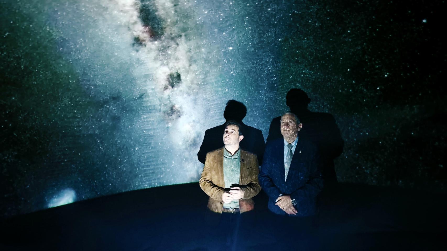 Javier Faúndez y Víctor López de la Parte, dentro del planetario del stand del Patronato Provincial de Turismo de Zamora