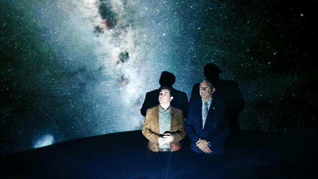 Javier Faúndez y Víctor López de la Parte, dentro del planetario del stand del Patronato Provincial de Turismo de Zamora