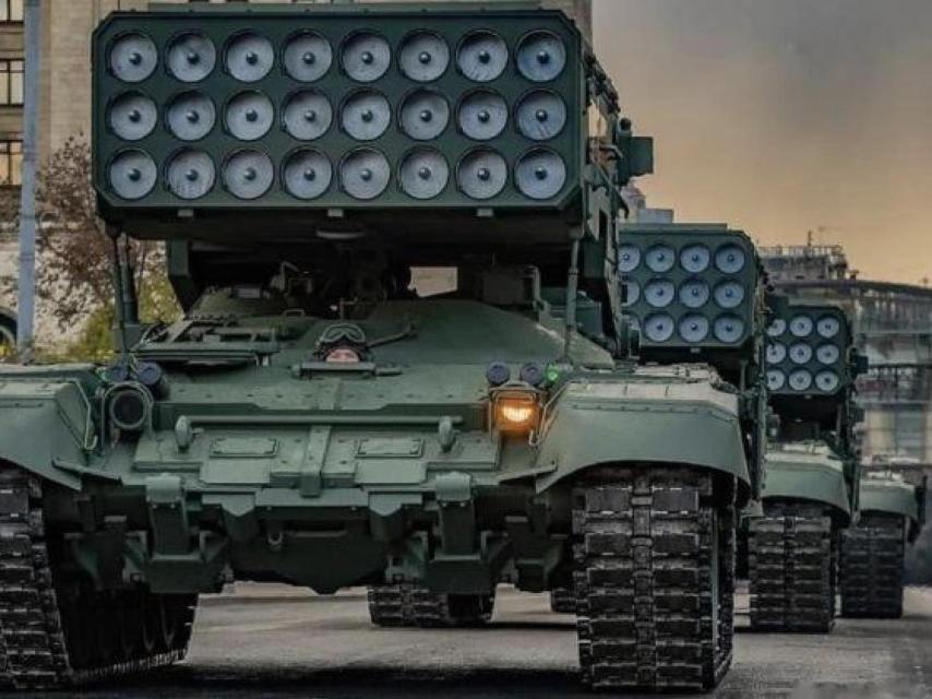 Lanzacohetes TOS-1A desfilando en Moscú.