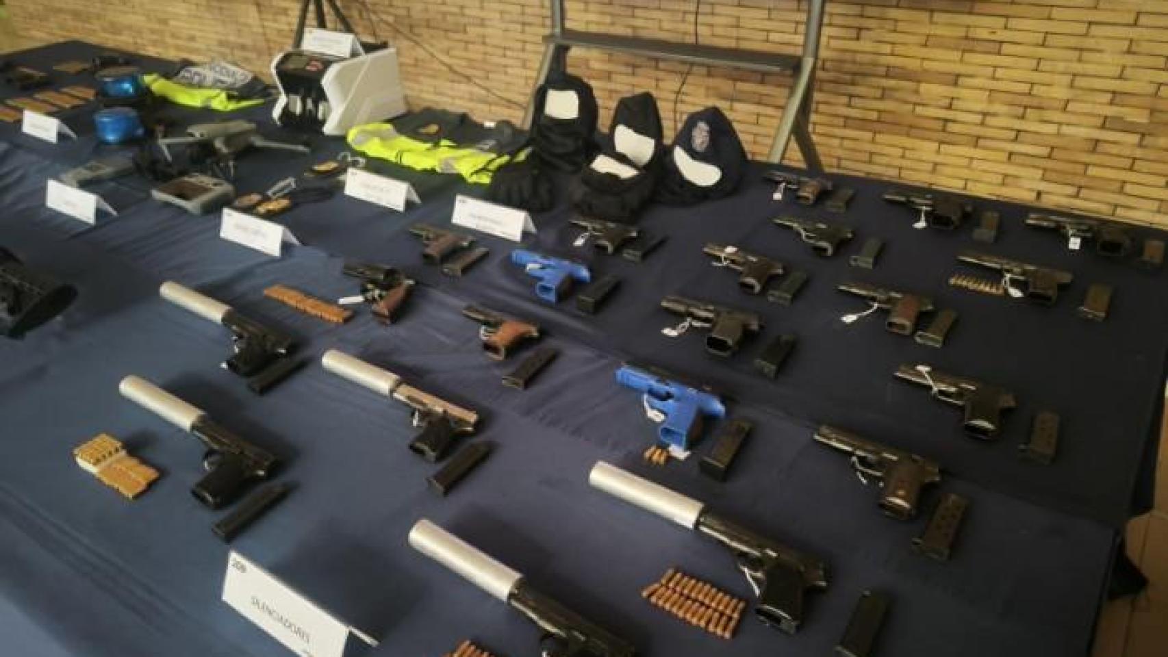 Una mesa de pruebas con armas.