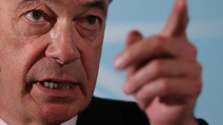 Nigel Farage, líder del partido Reform UK, gesticula durante una rueda de prensa en Londres.