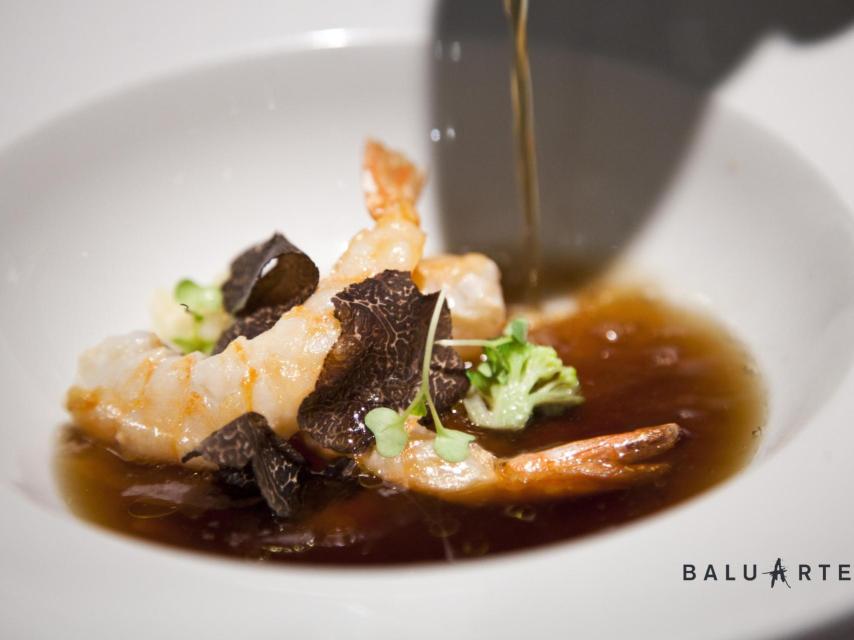 Hortalizas,  langostinos y trufa con caldo de setas.