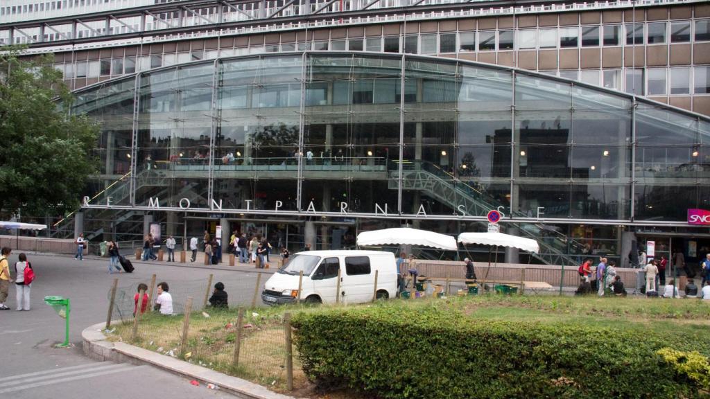 La policía tirotea a un hombre que amenazaba con un cuchillo en una estación de París
