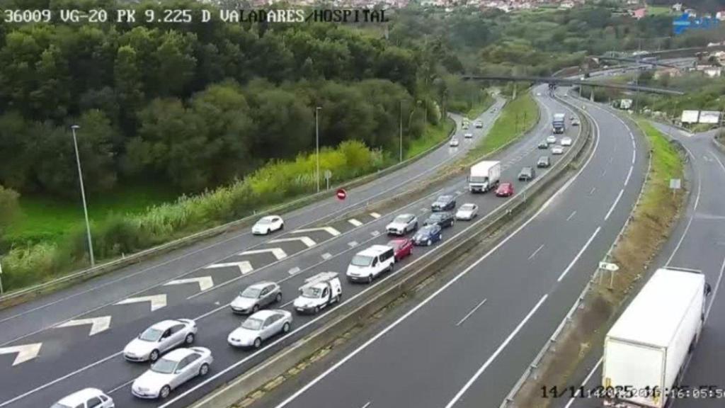 Retenciones en la VG-20 en Vigo, por desprendimiento de tierra en la calzada