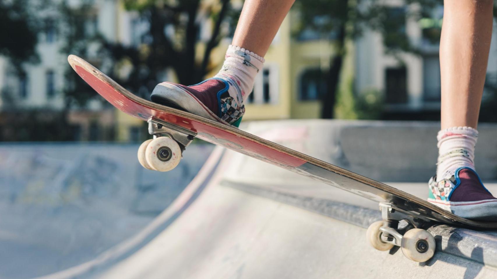 Una chica practica skate