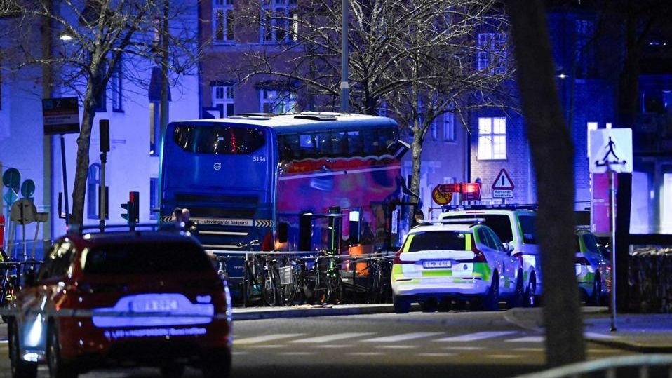 Al menos tres muertos y varios heridos tras arrollar un autobús una ...