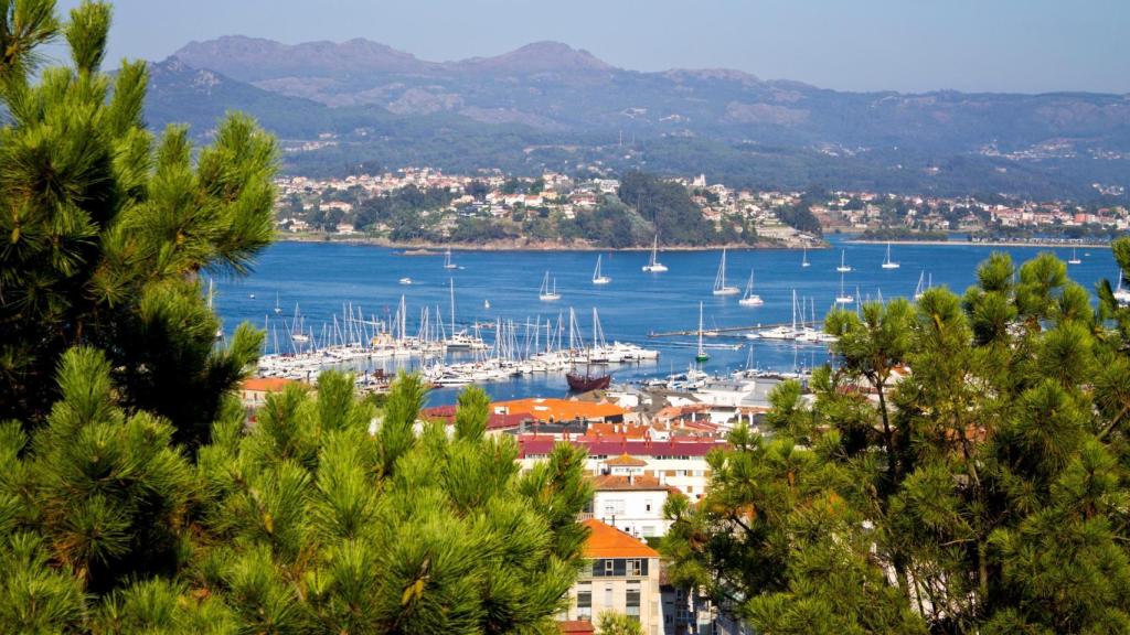 Puerto de Baiona visto desde una montaña cercana