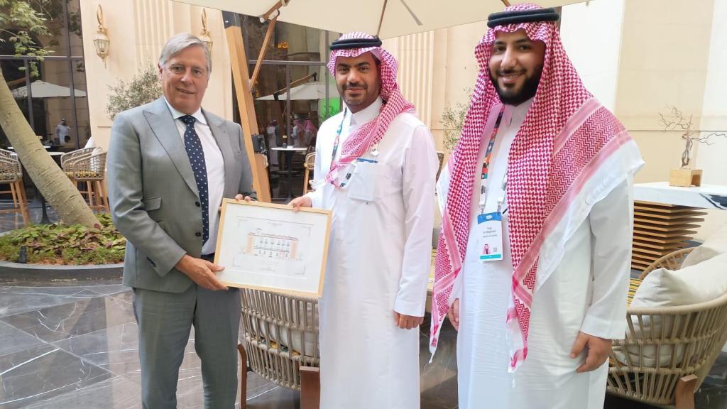 José Carlos Escribano con dos autoridades de Arabia Saudí.