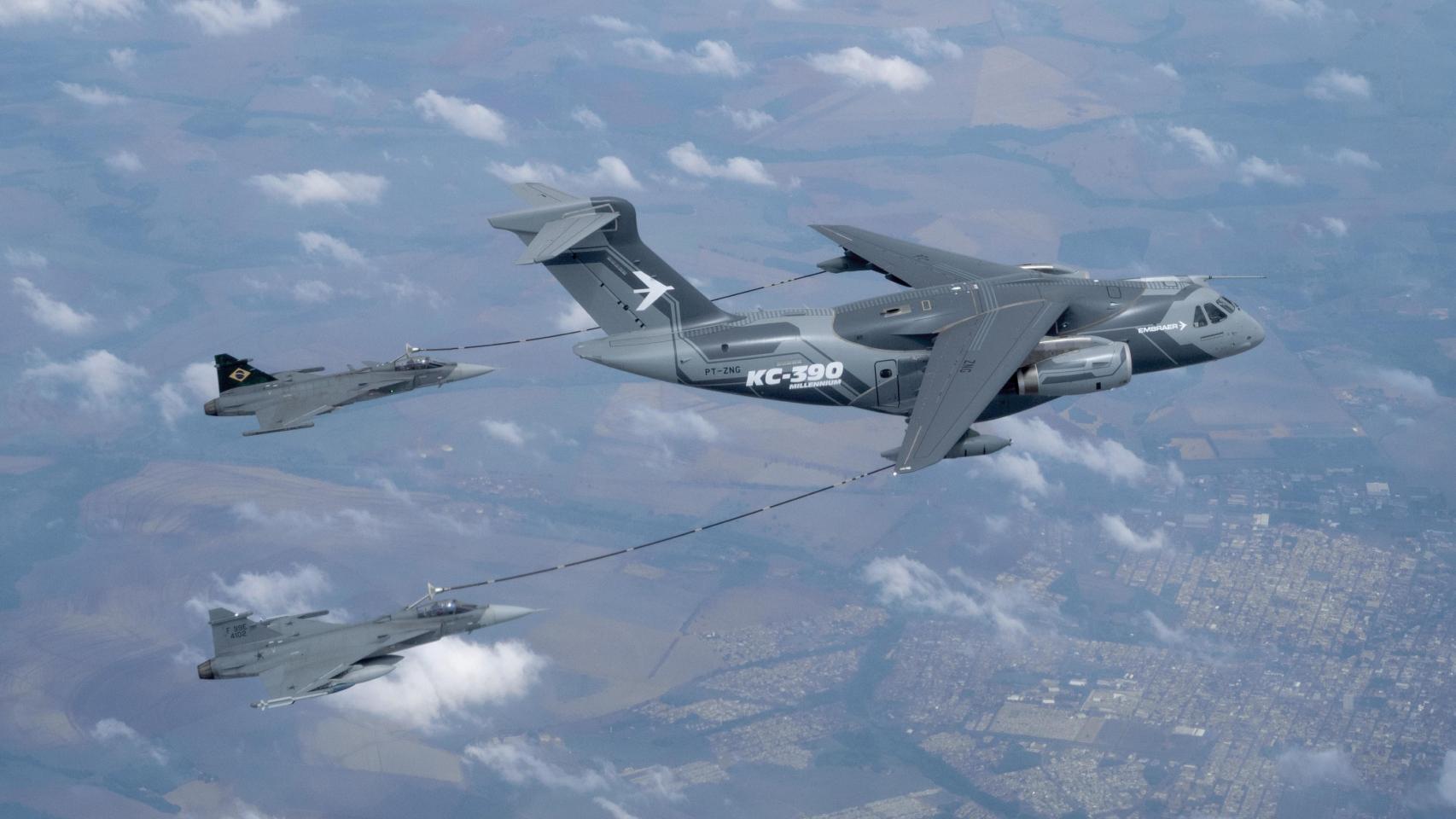 Un avión KC-390 reabastece a dos cazas Gripen de la Fuerza Aérea Brasileña
