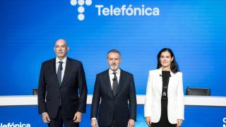 El consejero delegado, Emilio Gayo; el presidente, Marc Murtra; y la directora de Finanzas y Control, Laura Abasolo; durante la presentación del nuevo plan estratégico de Telefónica el 4 de noviembre de 2025.