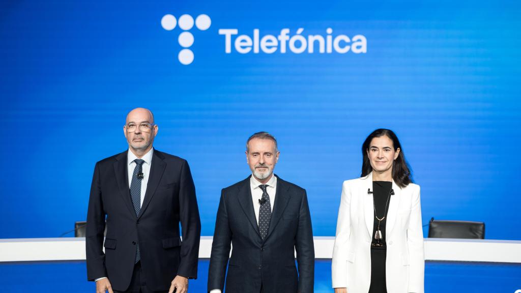 El consejero delegado, Emilio Gayo; el presidente, Marc Murtra; y la directora de Finanzas y Control, Laura Abasolo; durante la presentación del nuevo plan estratégico de Telefónica el 4 de noviembre de 2025.
