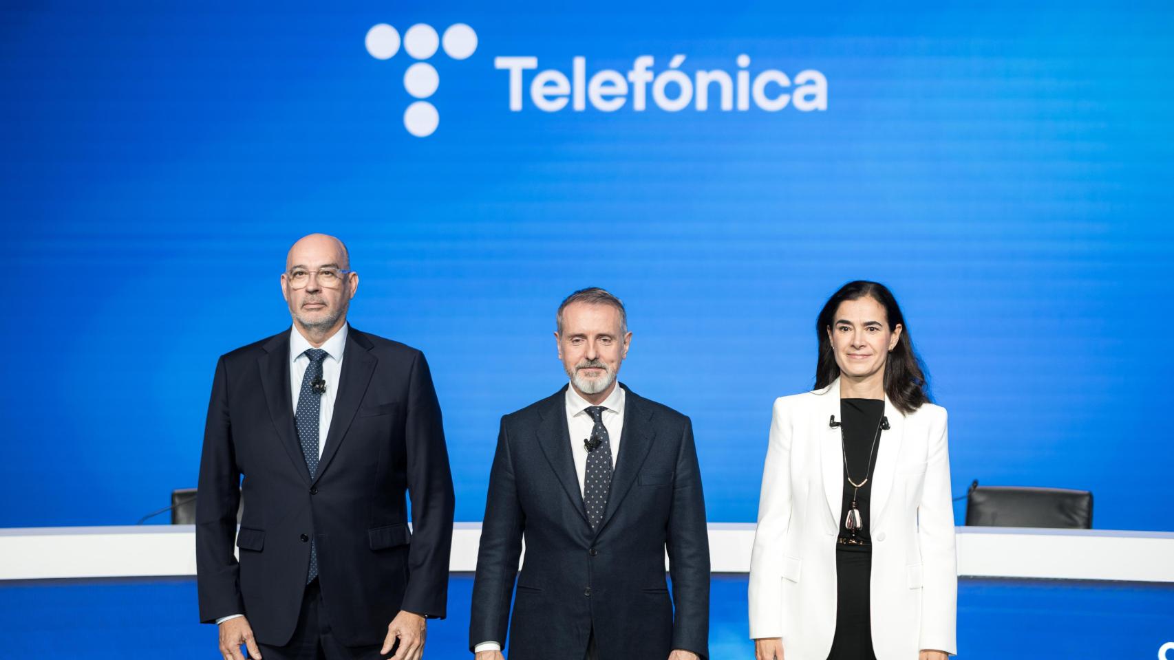 El consejero delegado, Emilio Gayo; el presidente, Marc Murtra; y la directora de Finanzas y Control, Laura Abasolo; durante la presentación del nuevo plan estratégico de Telefónica el 4 de noviembre de 2025.
