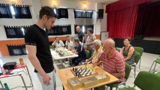 Alberto Toval durante uno de los talleres de ajedrez terapéutico de Chesscul.