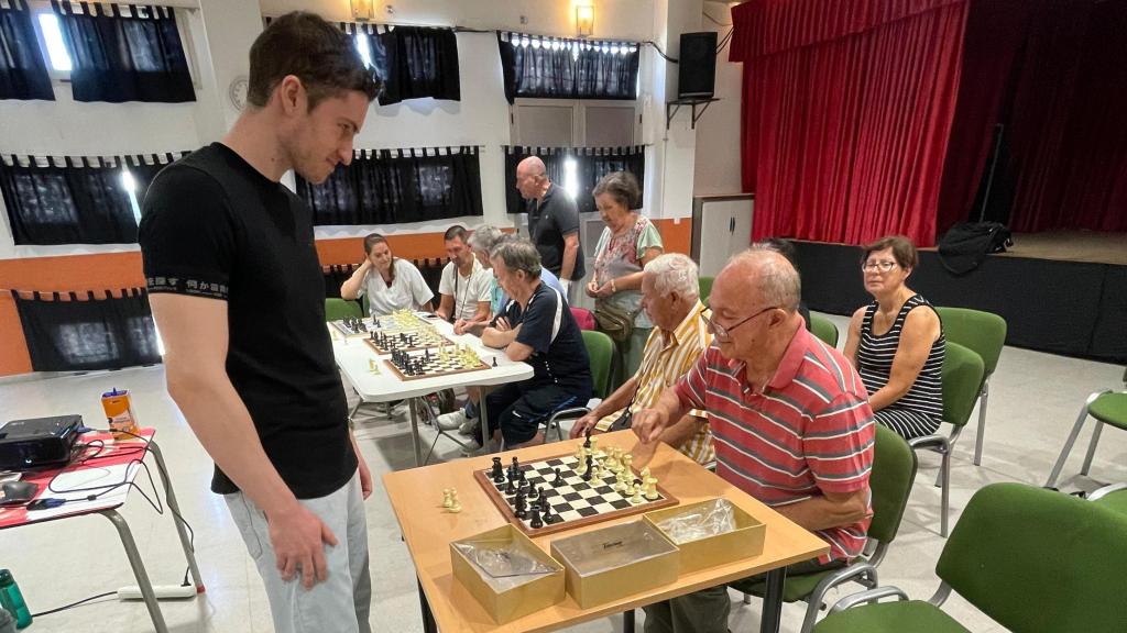 Alberto Toval durante uno de los talleres de ajedrez terapéutico de Chesscul.