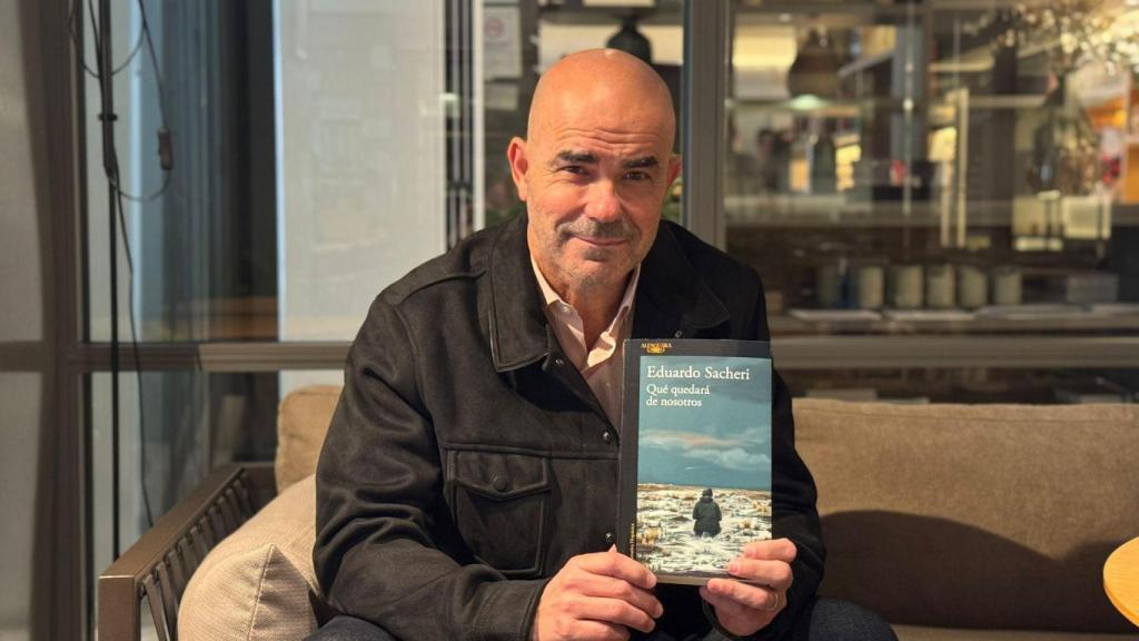Eduardo Sacheri con su novela 'Qué quedará de nosotros'.