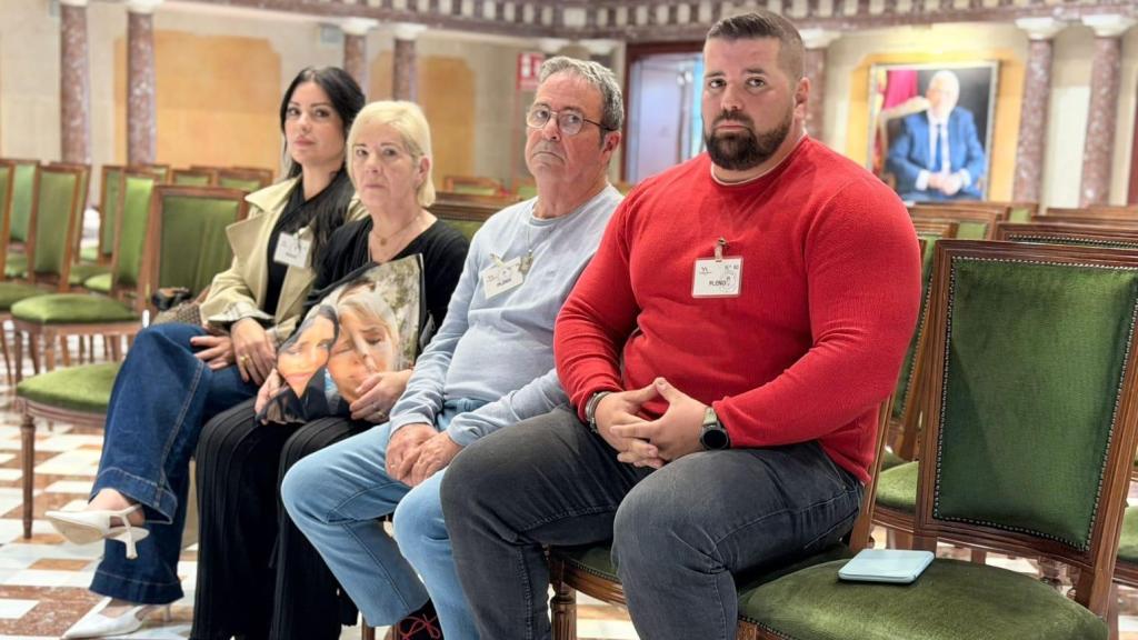 Los padres y los hermanos de Sara Gómez, este jueves, en la Asamblea Regional, esperando a escuchar al consejero de Salud, Juan José Pedreño.
