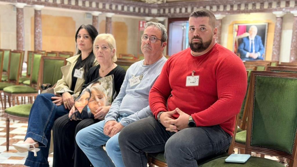 Los padres y los hermanos de Sara Gómez, este jueves, en la Asamblea Regional, esperando a escuchar al consejero de Salud, Juan José Pedreño.