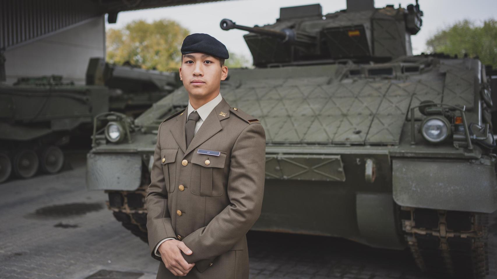 Wenxuang Jiang Li formará parte del Regimiento de Infantería 'Asturias' 31 del Ejército de Tierra; en la fotografía, frente a un blindado Pizarro.