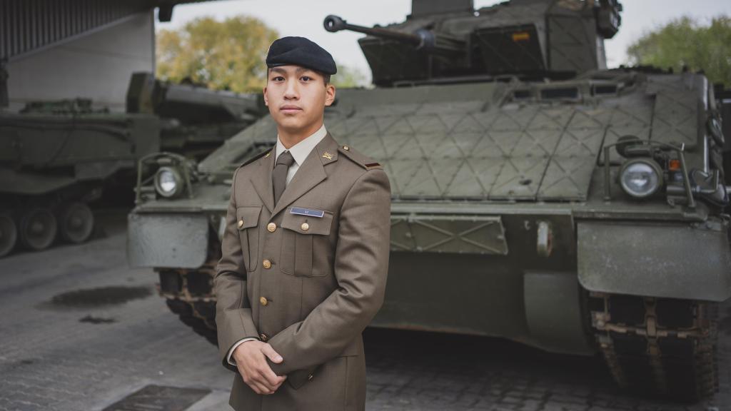 Wenxuang Jiang Li formará parte del Regimiento de Infantería 'Asturias' 31 del Ejército de Tierra; en la fotografía, frente a un blindado Pizarro.