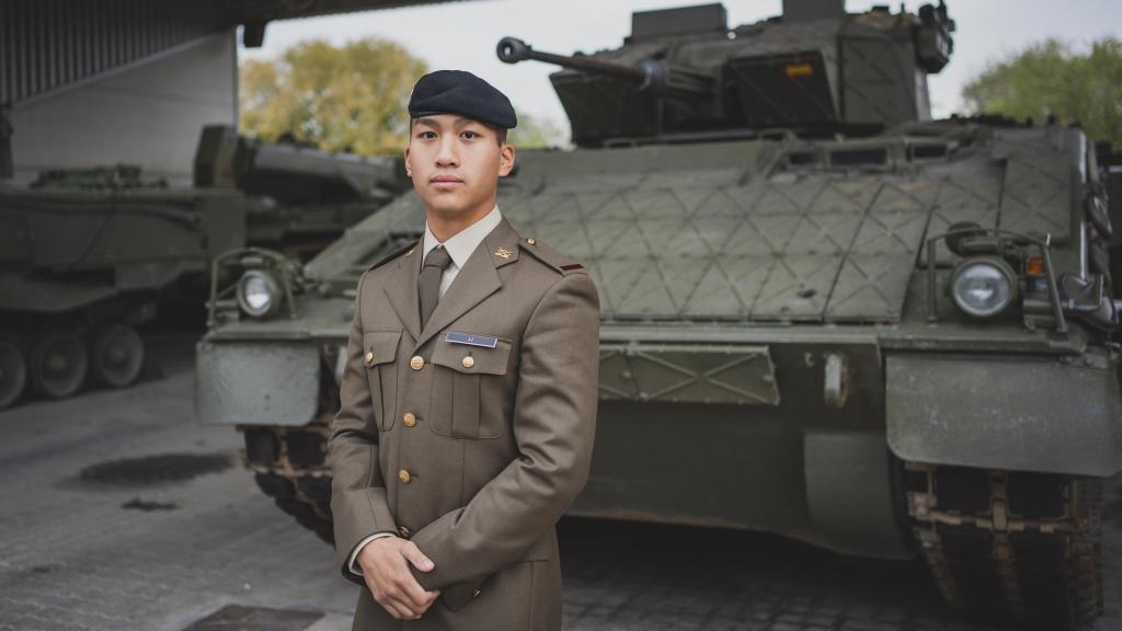 Wenxuang Jiang Li formará parte del Regimiento de Infantería 'Asturias' 31 del Ejército de Tierra; en la fotografía, frente a un blindado Pizarro.