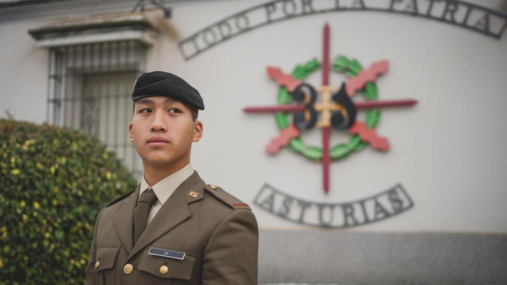 El soldado Li frente a la imagen del Regimiento Asturias 31 del Ejército de Tierra.