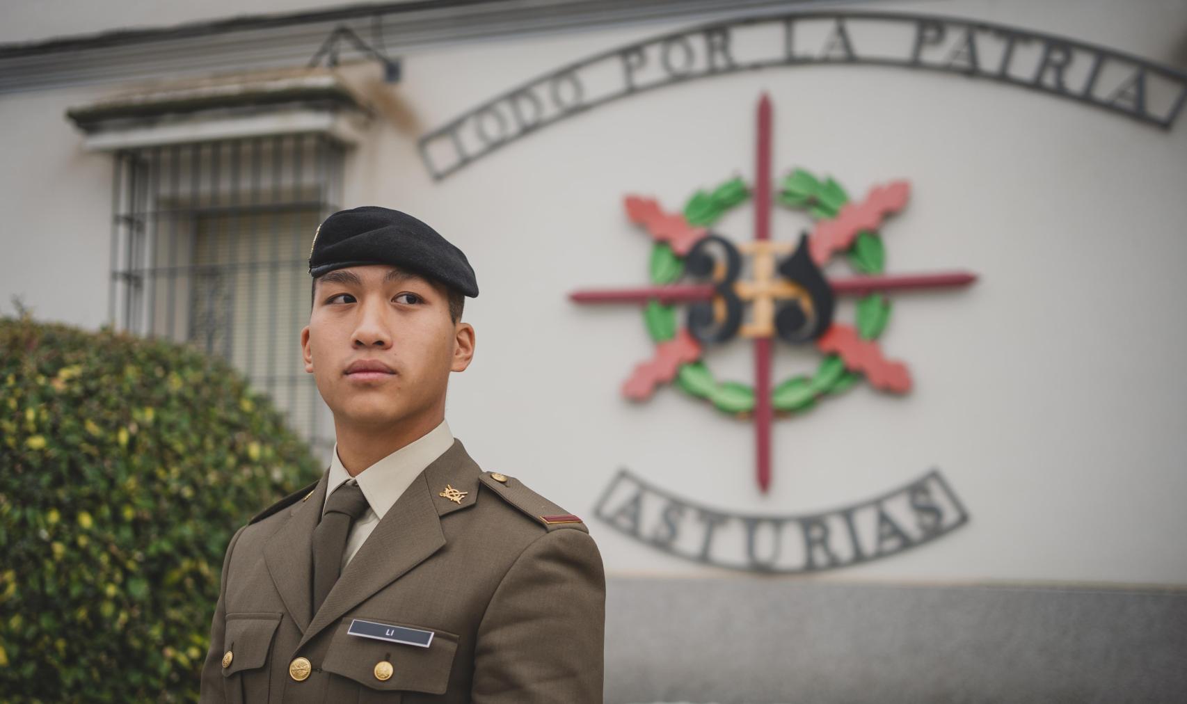 El soldado Li frente a la imagen del Regimiento Asturias 31 del Ejército de Tierra.