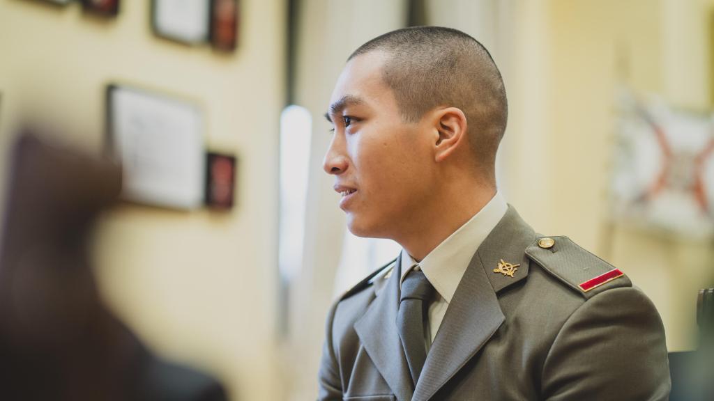 El soldado Li durante la entrevista con EL ESPAÑOL en el acuartelamiento de El Goloso, en Madrid.