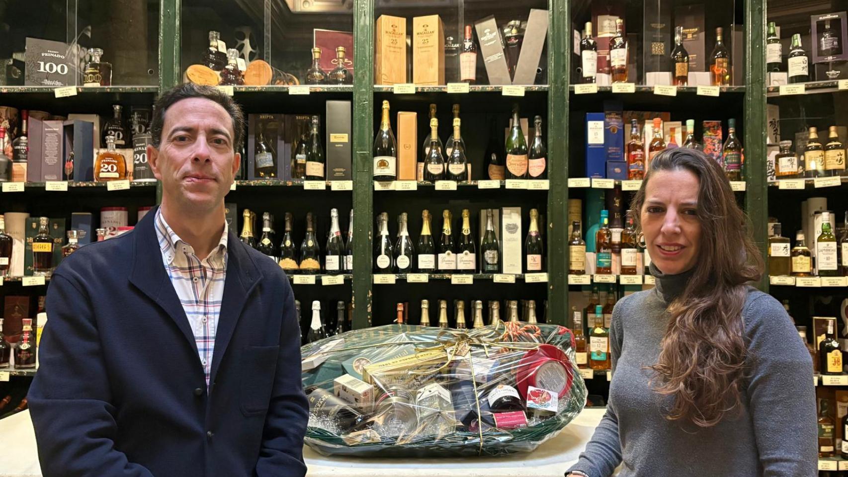 Nacho Montal y María Montal junto a una de sus cestas de Navidad