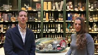 Nacho Montal y María Montal junto a una de sus cestas de Navidad