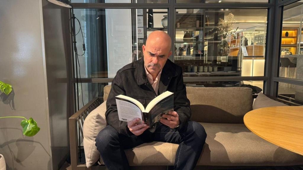 Eduardo Sacheri con su última novela 'Qué quedará de nosotros'.