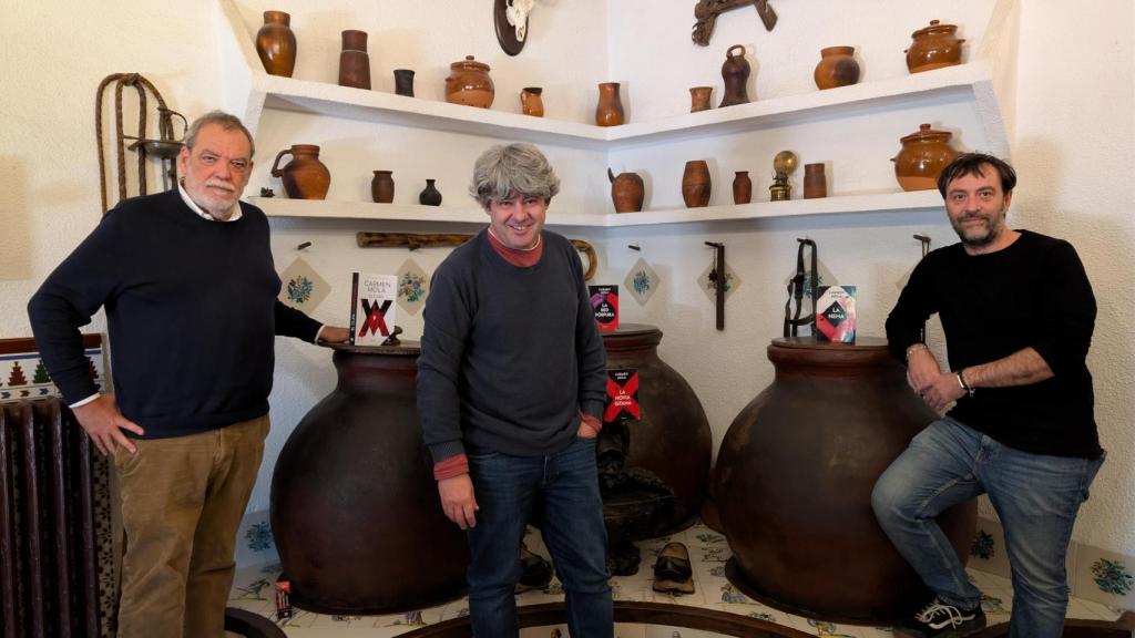 Jorge Díaz, Antonio Mercero y Agustín Martínez, los Carmen Mola, en la bodega Casa Sicilia este viernes.