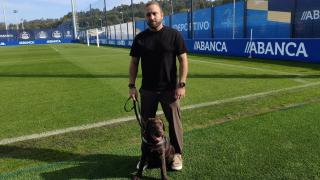 Oito, el integrante de cuatro patas del Dépor con su dueño José Núñez en el Dépor Training Center