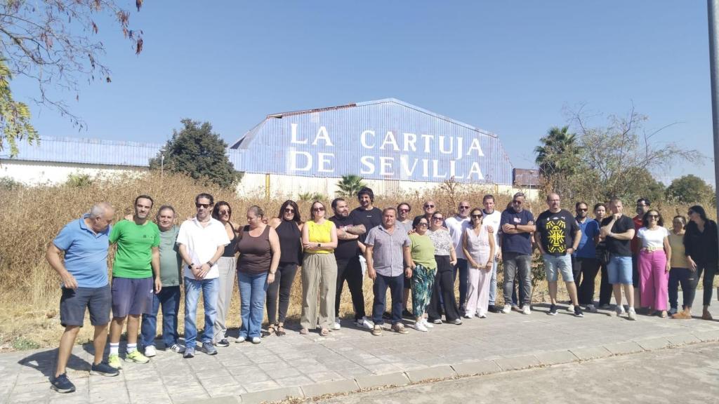 Imagen de los trabajadores delante de la nave de la Fábrica de la Cartuja de Sevilla en Salteras.