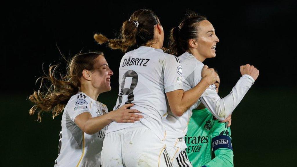 Carolina Weir, del Real Madrid femenino, felicitada por un gol.