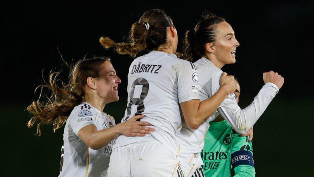 Carolina Weir, del Real Madrid femenino, felicitada por un gol.