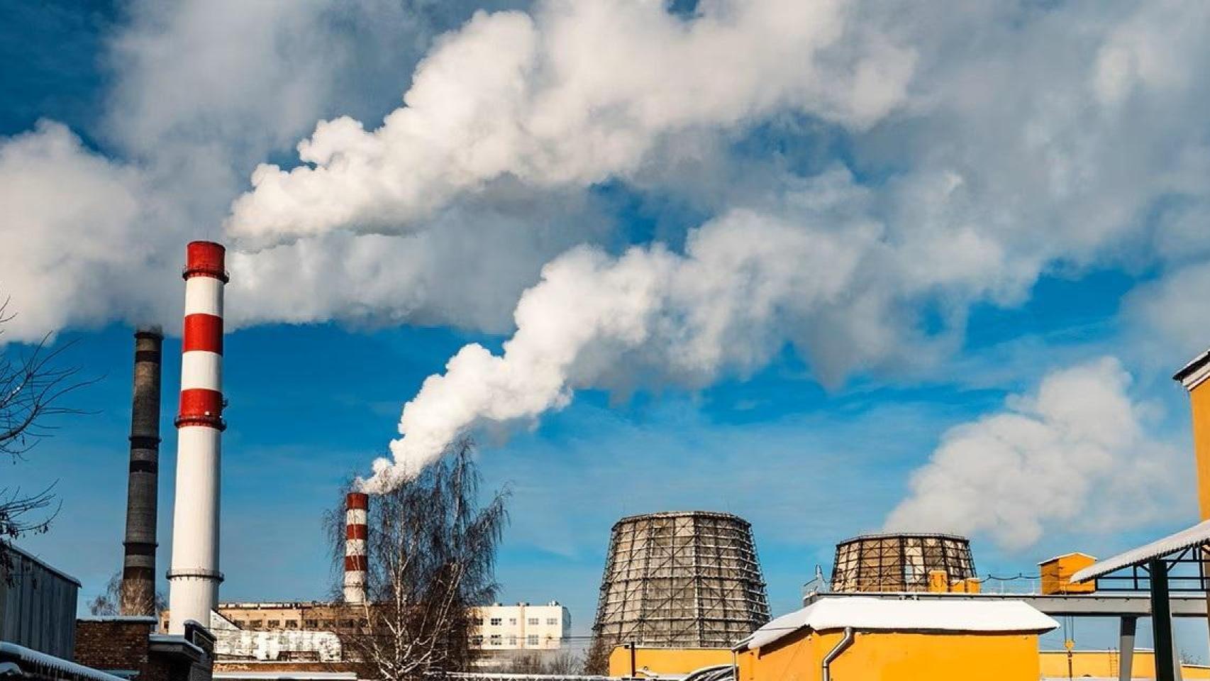 Imagen de unas chimeneas de una fábrica.