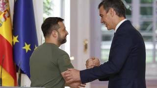 Volodímir Zelenski y Pedro Sánchez estrechan sus manos en Moncloa en mayo de 2024.