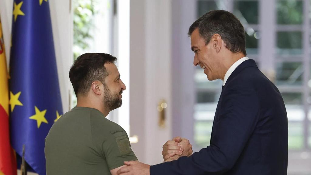 Volodímir Zelenski y Pedro Sánchez estrechan sus manos en Moncloa en mayo de 2024.