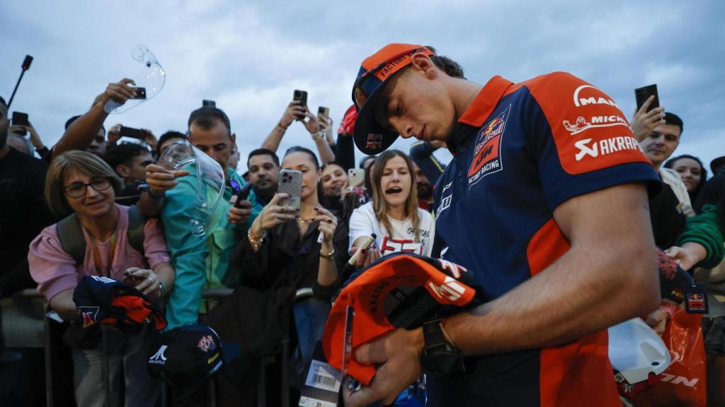 Pedro Acosta firma autógrafos a sus seguidores, en el circuito Ricardo Tormo de Cheste.