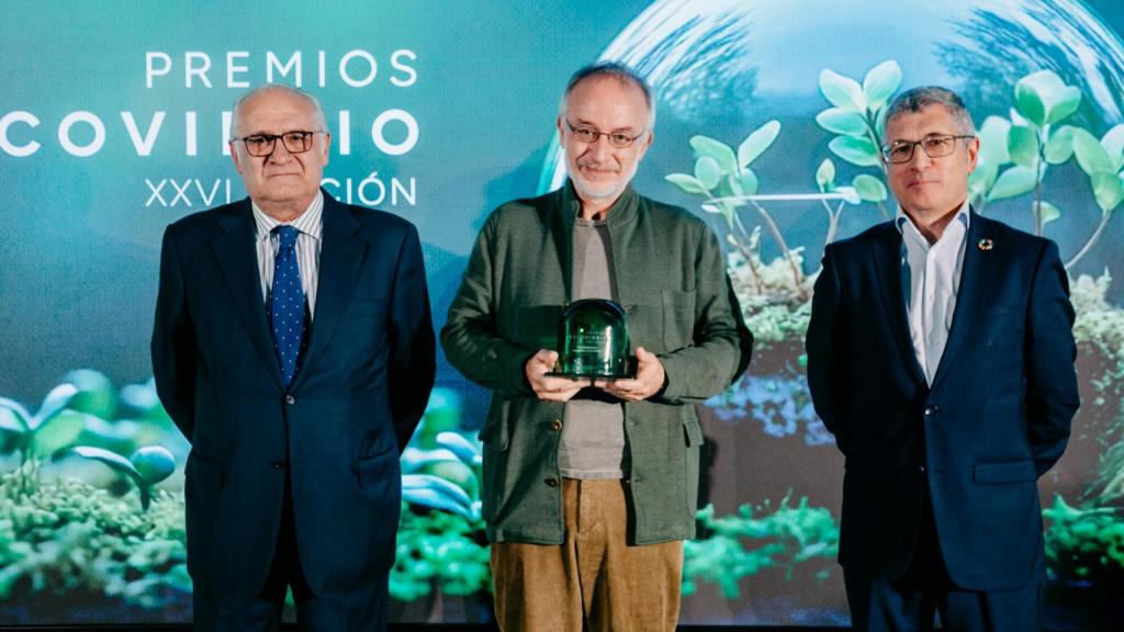 Luis de Javier, presidente de Ecovidrio; Stefano Mancuso, galardonado con el premio a ‘Personalidad Ambiental’; y Hugo Morán, secretario de Estado de Medio Ambiente.