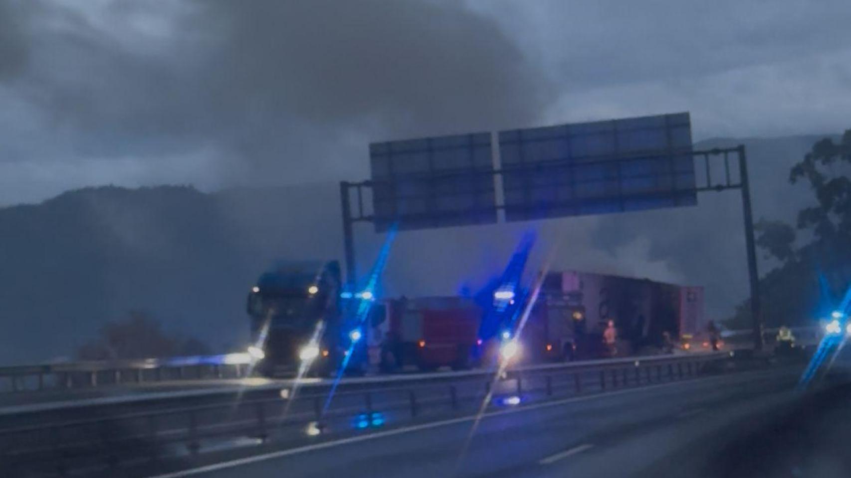 El semirremolque incendiado en la AP-9, entre O Porriño y Vigo