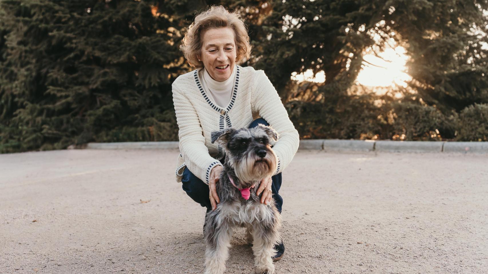 Julia Navarro juega con 'Barbie', su perra.