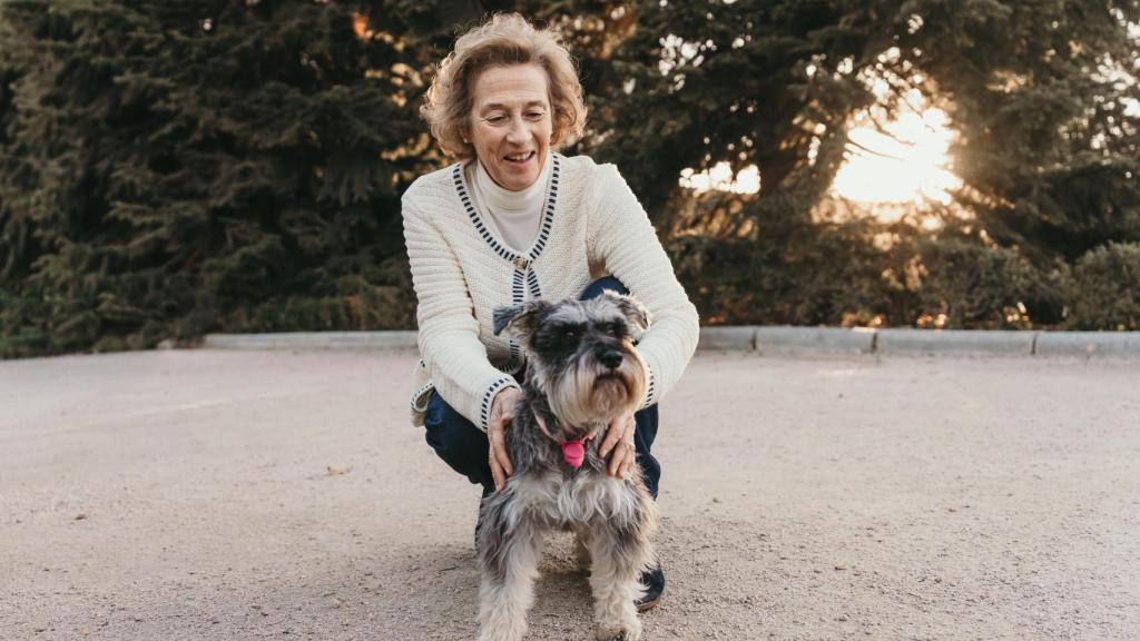 Julia Navarro juega con 'Barbie', su perra.