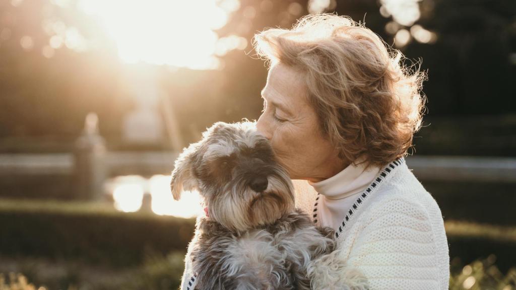 Julia Navarro besa a 'Barbie', su perra.