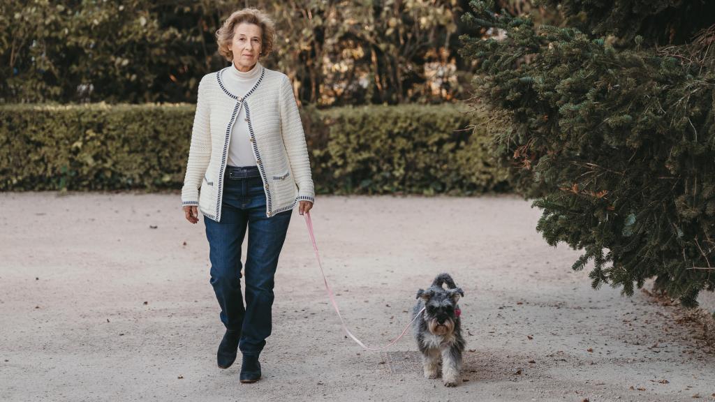 Julia Navarro pasea con 'Barbie' por los Jardines de Sabatini.