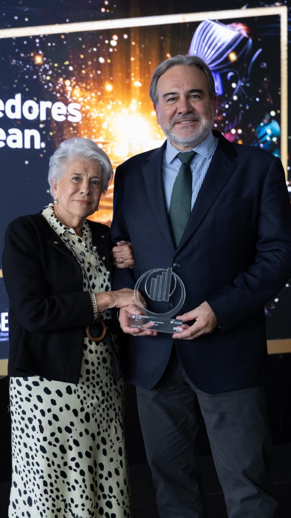 Ricardo, junto a su madre en la recogida del premio. EE