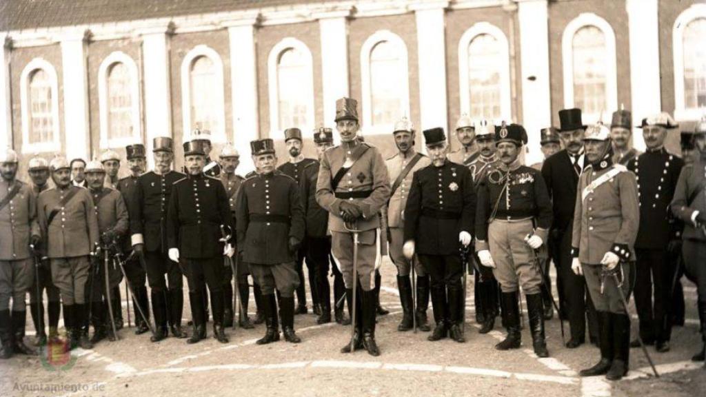 Una imagen de Alfonso XIII en una visita a la Academia anterior al incendio.