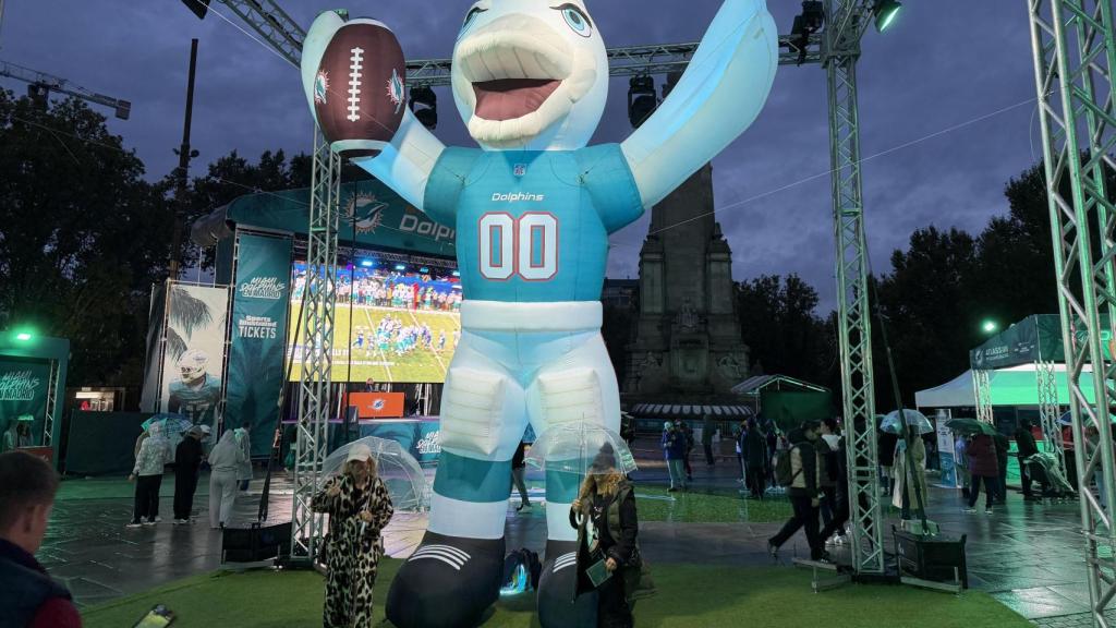 La mascota gigante de los Dolphins, en la Plaza de España de Madrid.