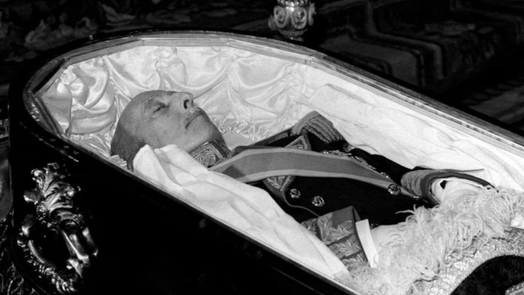 Francisco Franco en su lecho de muerte.