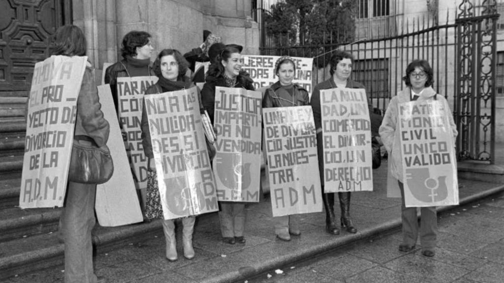 Protestas para pedir la legalización del divorcio.